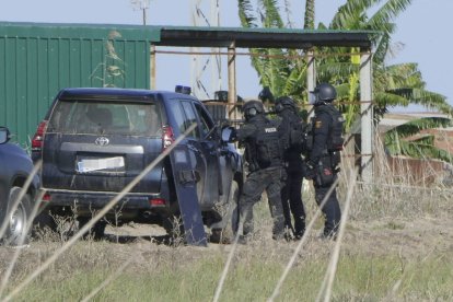 Agentes de policía desplegados frente a la nave del tiroteo.