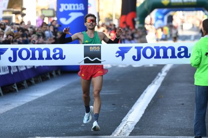Raúl Celada se impuso en la meta de la Behobia-San Sebastián.