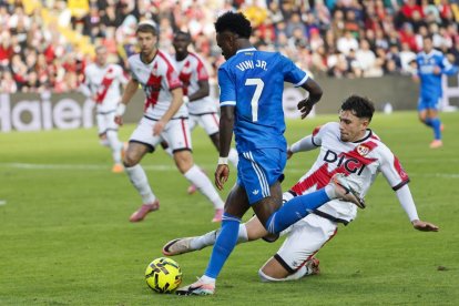 Vinicius lo intentó sin éxito en un Madrid muy gris.