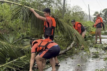 Imagen de personal militar limpiando carreteras.