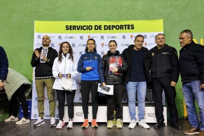 El Urban Trail Universitario reunió a 250 atletas y elevó a lo más alto a los campeones de la categoría femenina y masculina.