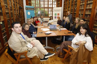 Participantes en el I Simposio Internacional de Familias Monoparentales en la biblioteca de Sierra Pambley.