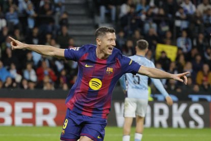 Lewandowski, con tres goles, pone al Barcelona a solo tres puntos del líder Real Madrid.