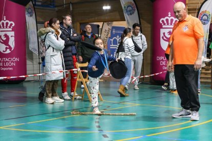 Dos momentos de la Feria del Deporte en Villaquilambre.
