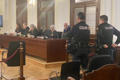 Los acusados, junto a sus abogados, al inicio de la vista