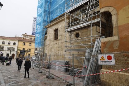 Las obras en el exterior de San Isidoro afectan temporalmente el paso de los peatones.