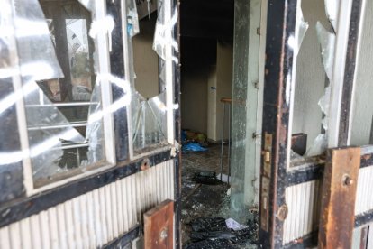 Las puertas ofrecen un estado lamentable.