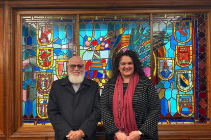 Abdalahe Hamad con la concejala Vera López.