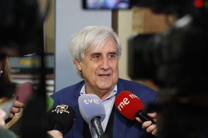 El catedrático emérito de la Facultad de Veterinaria de la Universidad de Zaragoza Juan José Badiola se dirige a los medios tras su encuentro con los principales productores del sector avícola de Aragón.