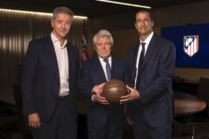 MADRID, 10/11/2025.- El consejero delegado del Atlético de Madrid Miguel Ángel Gil (i), y el presidente del equipo, Enrique Cerezo (c), posan junto a Robert Givone (d), socio de Apollo y co-gestor de ASC Apollo Sports Capital (ASC). EFE/ Atlético De Madrid SOLO USO EDITORIAL/SOLO DISPONIBLE PARA ILUSTRAR LA NOTICIA QUE ACOMPAÑA (CRÉDITO OBLIGATORIO)