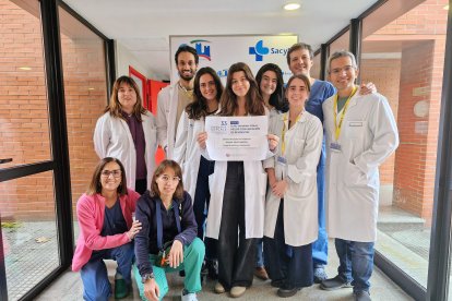 Los oftalmólogos de la Gasbi junto con Raquel Souto en el centro.