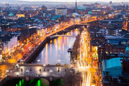 El río Liffey atraviesa Dublín de este a oeste y divide la ciudad en dos mitades llenas de historia, vida urbana y puentes emblemáticos.
