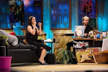 Rosalía junto a David Broncano en 'La Revuelta'.