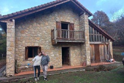 Silvia Pérez y Laura Herrero, en el edificio que se acondiciona para el nuevo centro cultural.