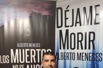 Alberto Meneses, con su colección de libros publicados.
