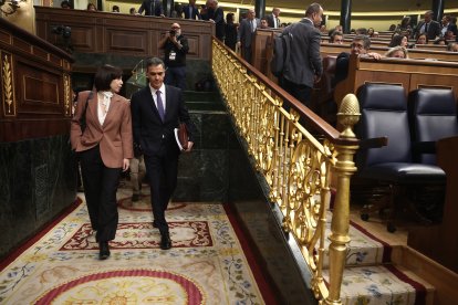 La ministra de Ciencia, Innovación y Universidades, Diana Morant, y el presidente del Gobierno, Pedro Sánchez, a su llegada a una sesión de control al Gobierno, en el Congreso de los Diputados, a 12 de noviembre de 2025, en Madrid (España). 