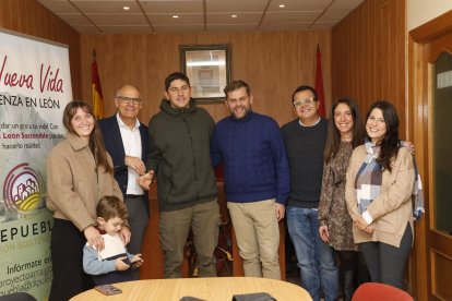 Presentación de las dos nuevas familias que viven en Almanza gracias al proyecto Repuebla.