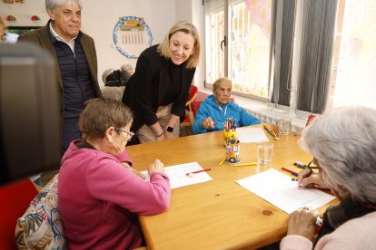 Visita de Isabel Blanco enel Centro de Día de la Asociación de Alzheimer de La Bañeza.
