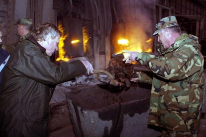 EL SECRETARIO GENERAL DE LA OTAN JAAP HOOP SCHEFFER (iz) Y EL COMANDANTE DE LA SFOR, GENERAL VIRGIL L. PARCKETT (DERECHA) DURANTE LA OPERACION DE DESTRUCCION DE ARMAS EN LA CIUDAD BOSNIA DE ZENICA, EN BOSNIA HERZEGOBINA.
 
NATO Secretary General Jaap de Hoop Scheffer (L) and Commander of SFOR, Major General Virgil L. Packett (R) visit the weapons destruction facility in the Bosnian town Zenica 70 km from Sarajevo on Thursday 15 January,