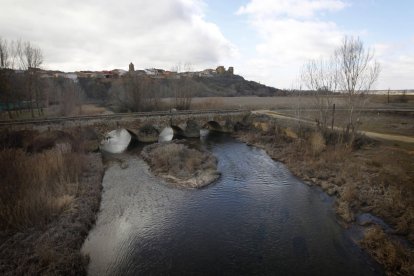 Vista del rio Cea a su paso por la localidad de Valderas.