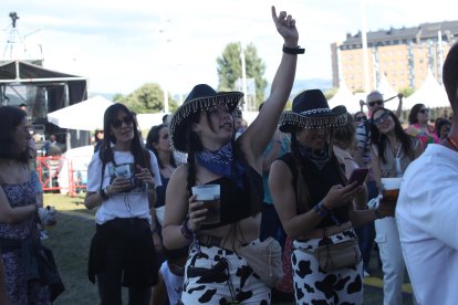 Los asistentes disfrutan en el Planeta Sound.