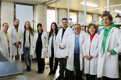 Miguel Ángel Ferrero García, Nicolás Navasa Mayo, María Isabel San Martín Becares, África Sanchiz Giraldo, Yaiza Carnicero Mayo, Alejandro Chamizo Ampudia, Leandro Rodríguez Aparicio, Honorina Martínez Blanco y Javier Casqueiro Blanco en el laboratorio de Bioquímica de la Facultad de Veterinaria de la ULE