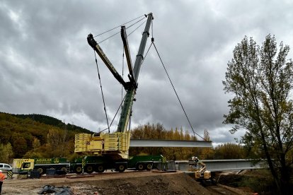 Construcción del nuevo puente de acceso al polígono El Crispín, de La Robla.