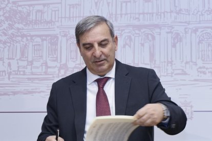 Sanz Merino espera el apoyo de los grupos en el Congreso para enmendar el mapa de transporte nacional.