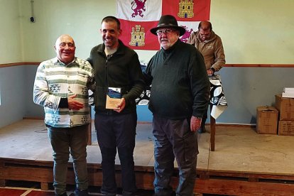 Raúl Marcos, en el centro, junto a Miguel Fierto (izquierda) y Santiago Iturmendi (derecha).