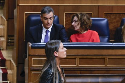La portavoz de Junts, Míriam Nogueras, pasa ante el presidente del Gobierno, Pedro Sánchez y la vicepresidenta primera y ministra de Hacienda, María Jesús, durante el pleno que celebra este miércoles el Congreso, ante el que comparece Sánchez para informar de las últimas cumbres internacionales.