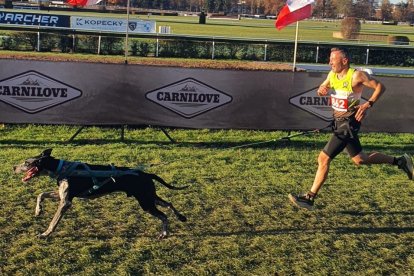 El bañezano Carlos Miguel Lobato junto a su perro Sauron en un momento de la competición.