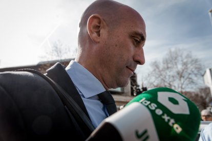 Archivo - El expresidente de la Real Federación Española de Fútbol (RFEF) Luis Rubiales sale de una nueva jornada del juicio contra Rubiales, en la Audiencia Nacional de San Fernando de Henares, a 13 de febrero de 2025, en San Fernando de Henares, Madrid.