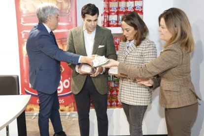 La consejera de Agricultura visita las instalaciones de Legumbres Luengo