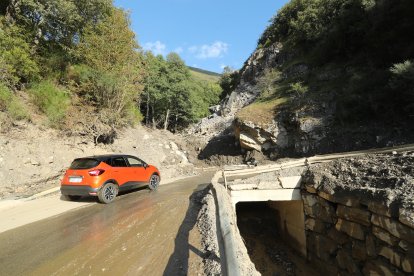 Zona donde la Diputación limpió la carretera de Peñalba, pero que volvió a verse cubierta de lodo y piedras por desprendimientos de la montaña.