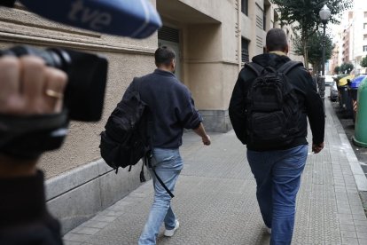 Agentes de la UCO ayer, ante la sede de que tiene Acciona en Bilbao.