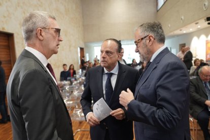 Mario Amilivia, entre Luis Gracia y Calos Pollán.