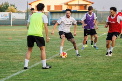 El equipo de Mansilla afronta su segundo derbi consecutivo en su feudo.