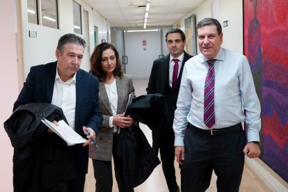 Luis Mariano Santos, portavoz de la UPL, ayer, con el consejero Carriedo.