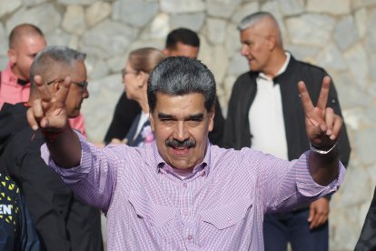 - El presidente de Venezuela, Nicolás Maduro, saluda a simpatizantes durante la Gran Marcha de la juventud comunera este jueves, en Caracas (Venezuela). Maduro denunció que en Estados Unidos "persiguen, golpean, desaparecen y torturan" a jóvenes migrantes del país suramericano, a quienes luego, dijo, "expulsan a patadas".