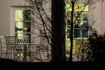 Donald Trump gesticula en el Despacho Oval de la Casa Blanca.