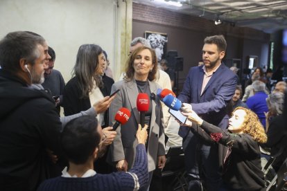 Mónica García atiende a la prensa tras un acto político, ayer.