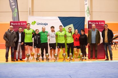 Foto de familia de los luchadores y luchadoras que se llevaron el triunfo en sus categorías y los dos supercampeones, organizadores, autoridades y federativos.