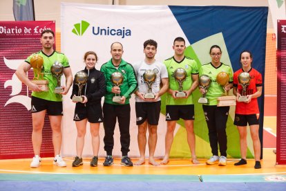 Los supercampeones y campeones del corro final de temporada con Diario de León y Unicaja de mecenas.