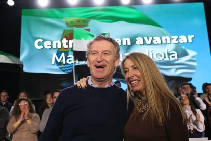 Alberto Núñez Feijóo junto a María Guardiola durante un acto público ayer, en Extremadura.