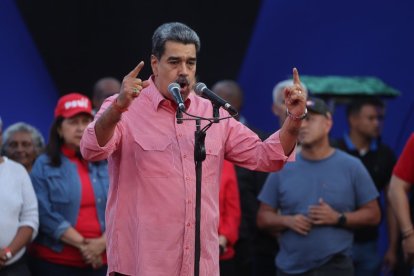 Maduro cantó la emblemática canción 'Imagine' de Lennon en el acto en Caracas.