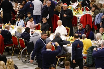 El Papa, en el centro de la mesa durante la comida.