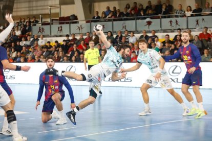 Rodrigo Pérez, capitán del Abanca Ademar, logró que su equipo diera un paso al frente contra el Barcelona en la segunda parte del encuentro.