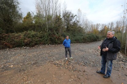 Daniel Franco (de azul), edil y presidente de la Asociación Berciana de Agricultores, y el alcalde Raúl Valcarce en la Olga.