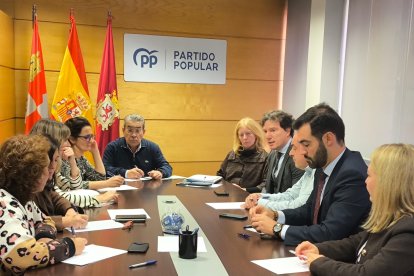 Un instante durante la reunión de con colectivos sociales