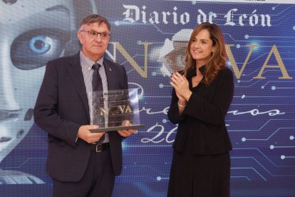 El neurocirujano Antonio Luis Mostaza Saavedra recogió el premio Innova 2025 de manos de Adriana Ulibarri.